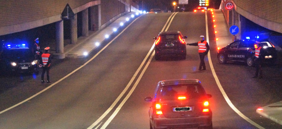 I carabinieri lo trovano alla guida di un'auto rubata: denunciato pregiudicato di 40 anni